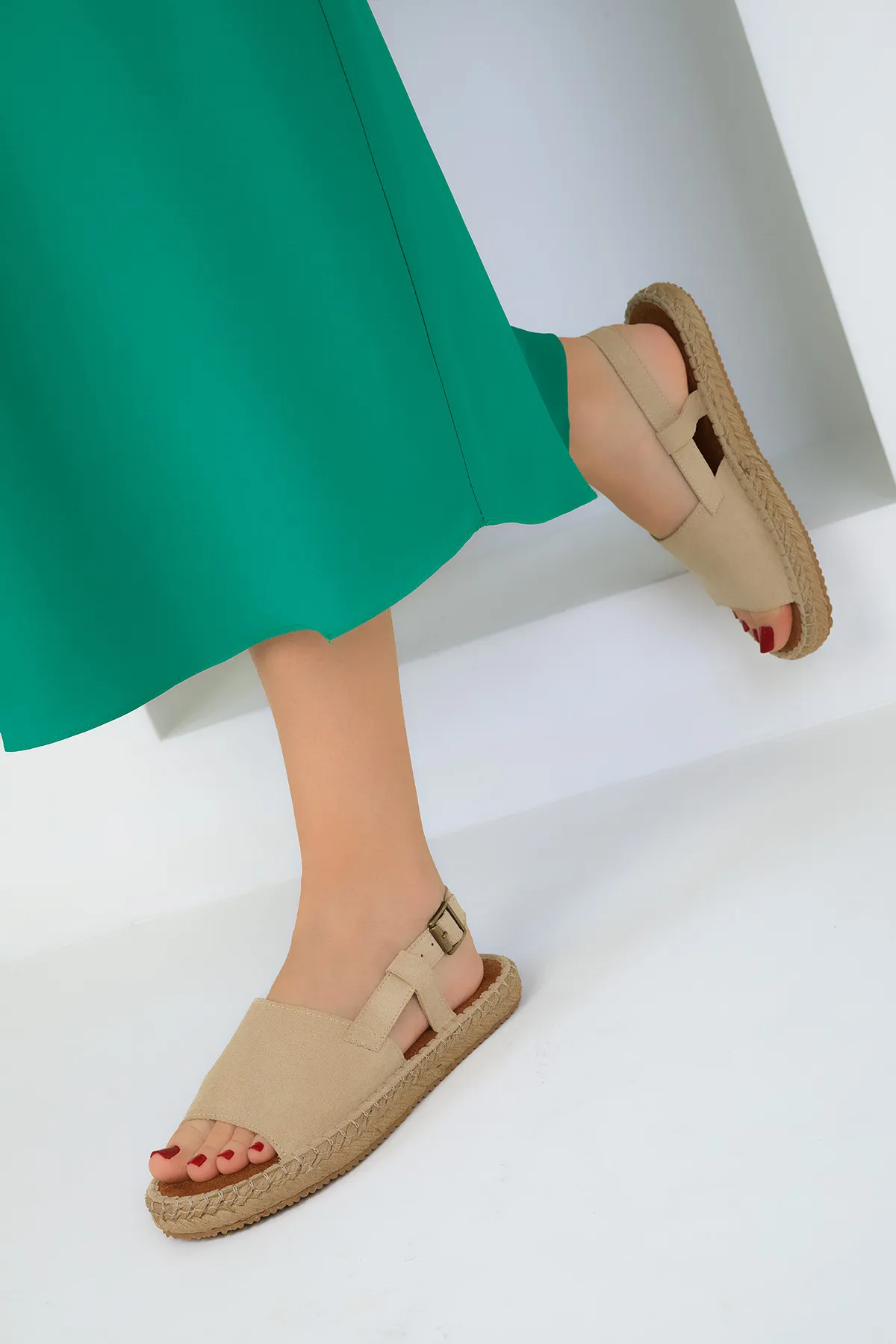 SOHO  Hautfarbene Wildledersandalen für Damen 18940