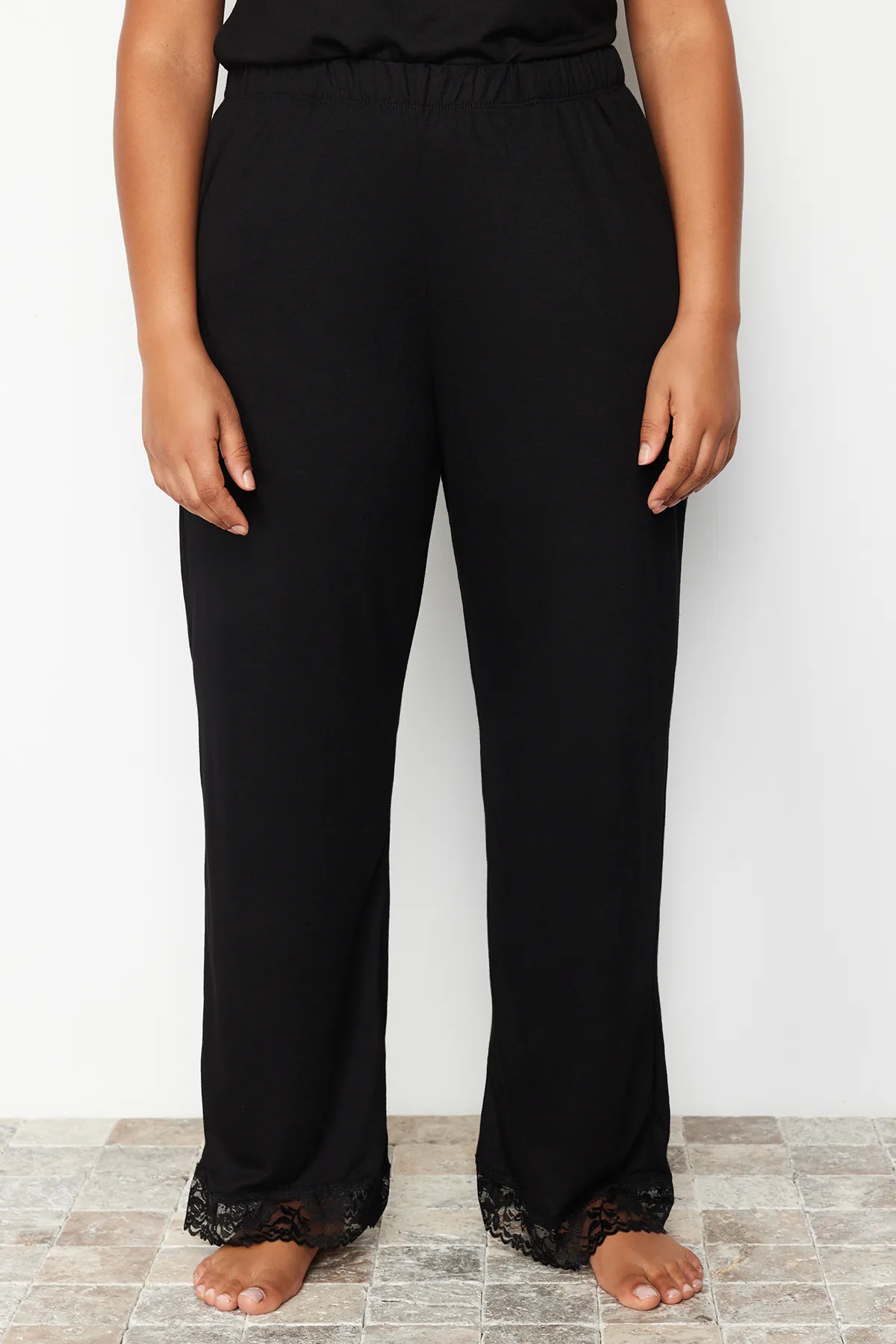 Trendyol Curve  Schwarzes, detailliertes Strickpyjama-Set mit Spitze TBSSS24AI00000