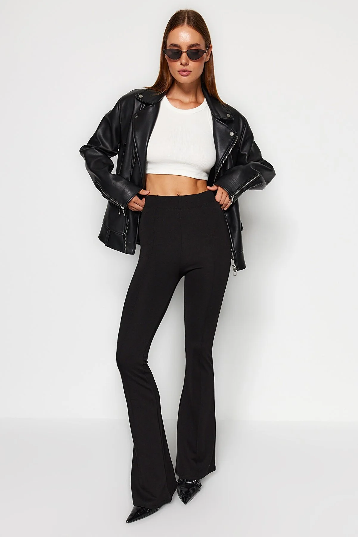 Trendyol Collection  Schwarze Strick-Leggings mit elastischem Bund und geripptem Schlag/Spanisches Bein mit hoher Taille TWOAW22PL0107