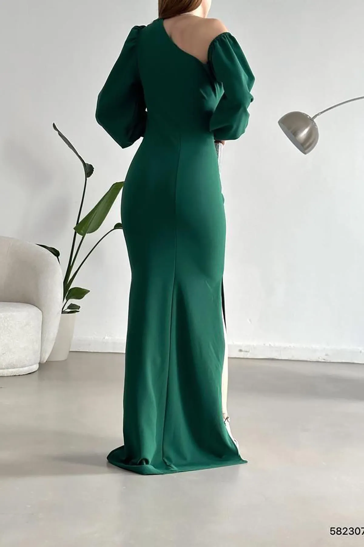 Deafox  Grünes Maxikleid mit langen Ärmeln und einer Schulter, offenem Detail, importiertem Kreppstoff