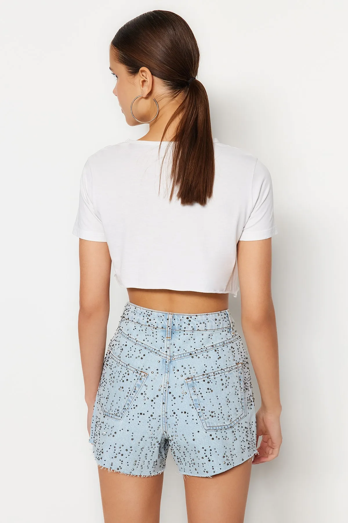 Trendyol Collection  Blaue Jeansshorts mit Troc-Detail TWOSS23SR00160
