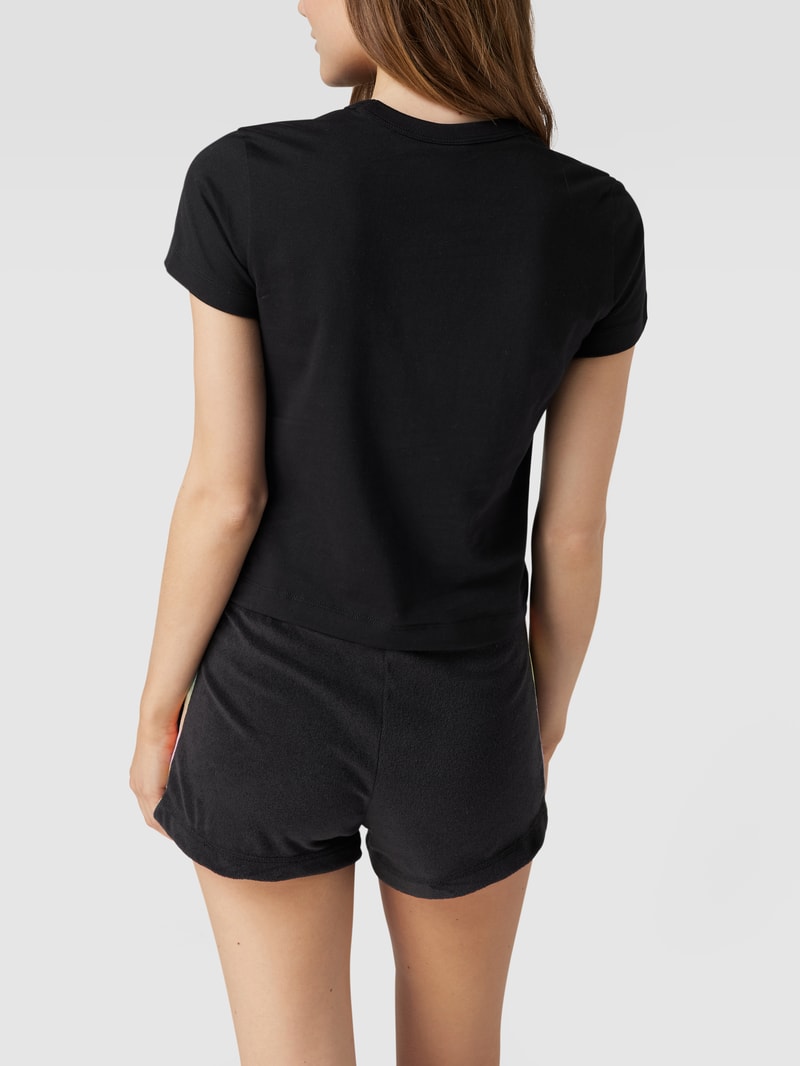 T-Shirt mit Label-Patch in schwarz