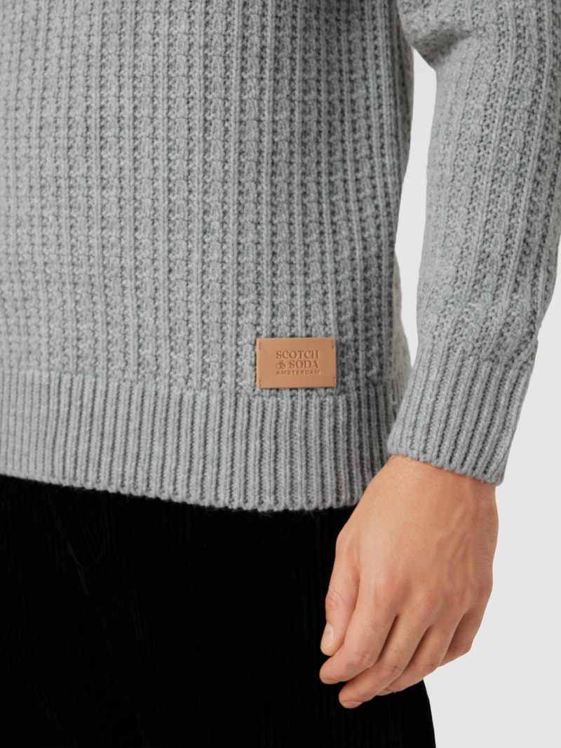 Strickpullover mit Label-Patch in mittelgrau