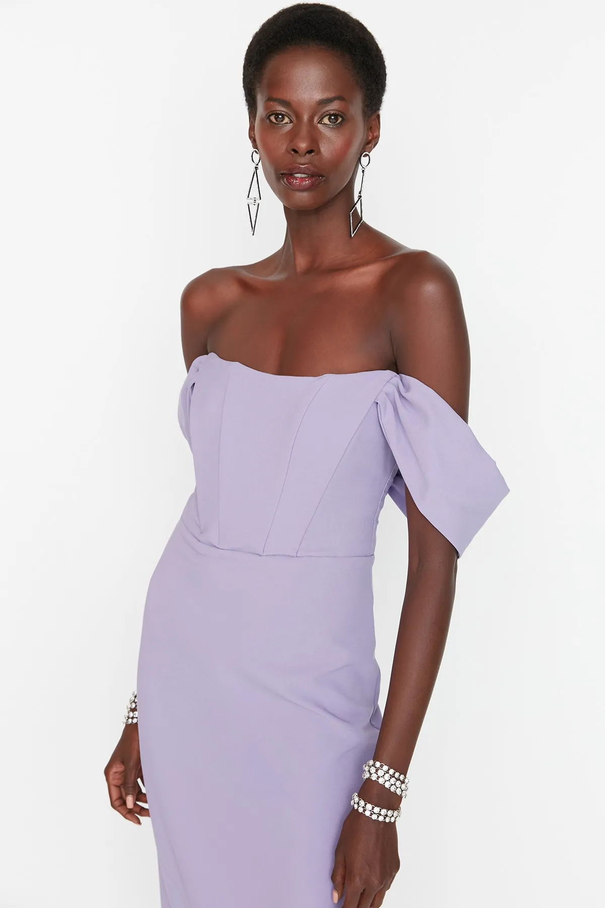 Trendyol Collection  Fliederfarbenes, figurbetontes, gefüttertes Abendkleid aus Webstoff TPRSS22EL00097
