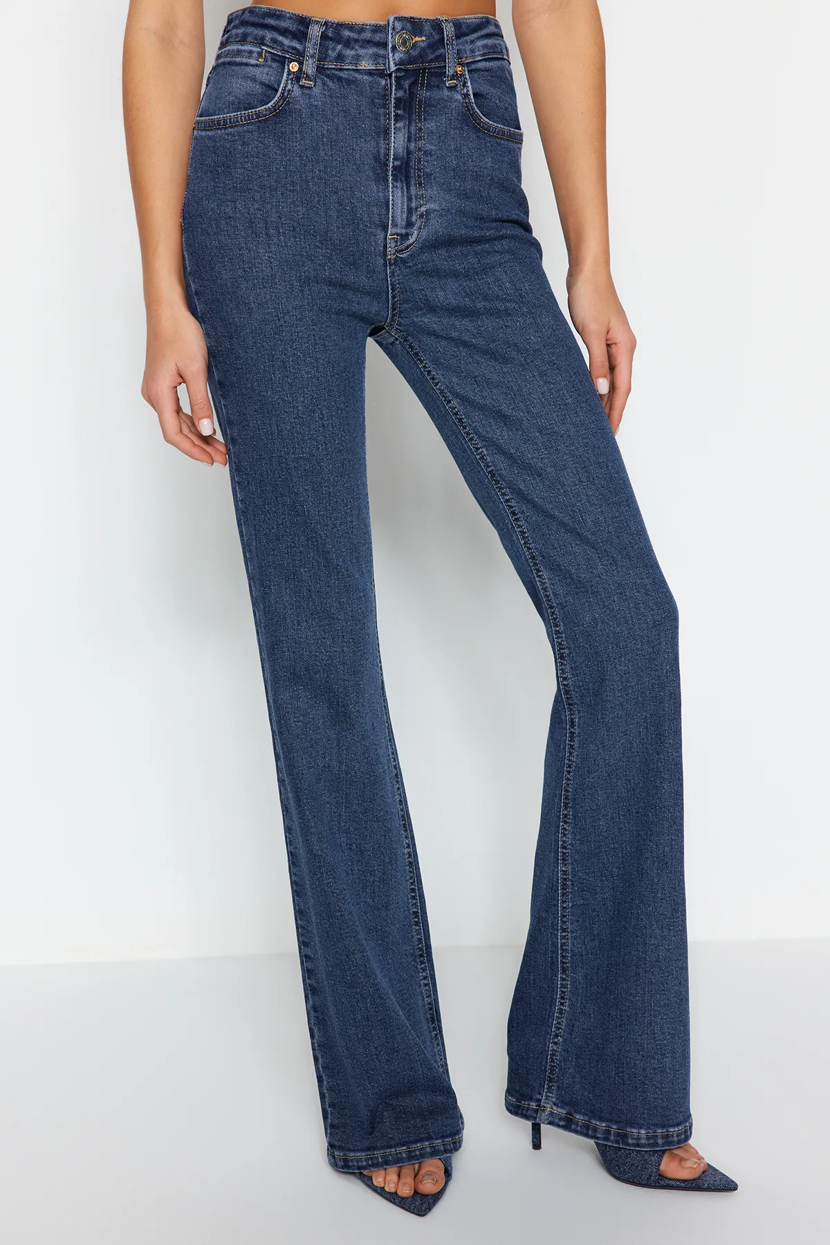 Trendyol Collection  Dunkelblaue Schlagjeans mit hoher Taille TWOSS24JE00043