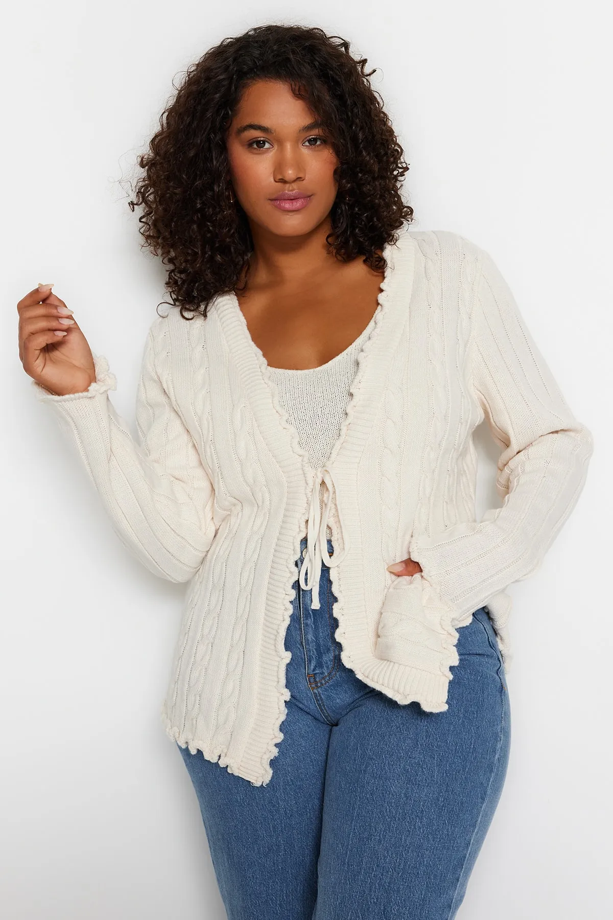 Trendyol Curve  Ecrufarbener, gemusterter Strick-Cardigan aus Haarstrick