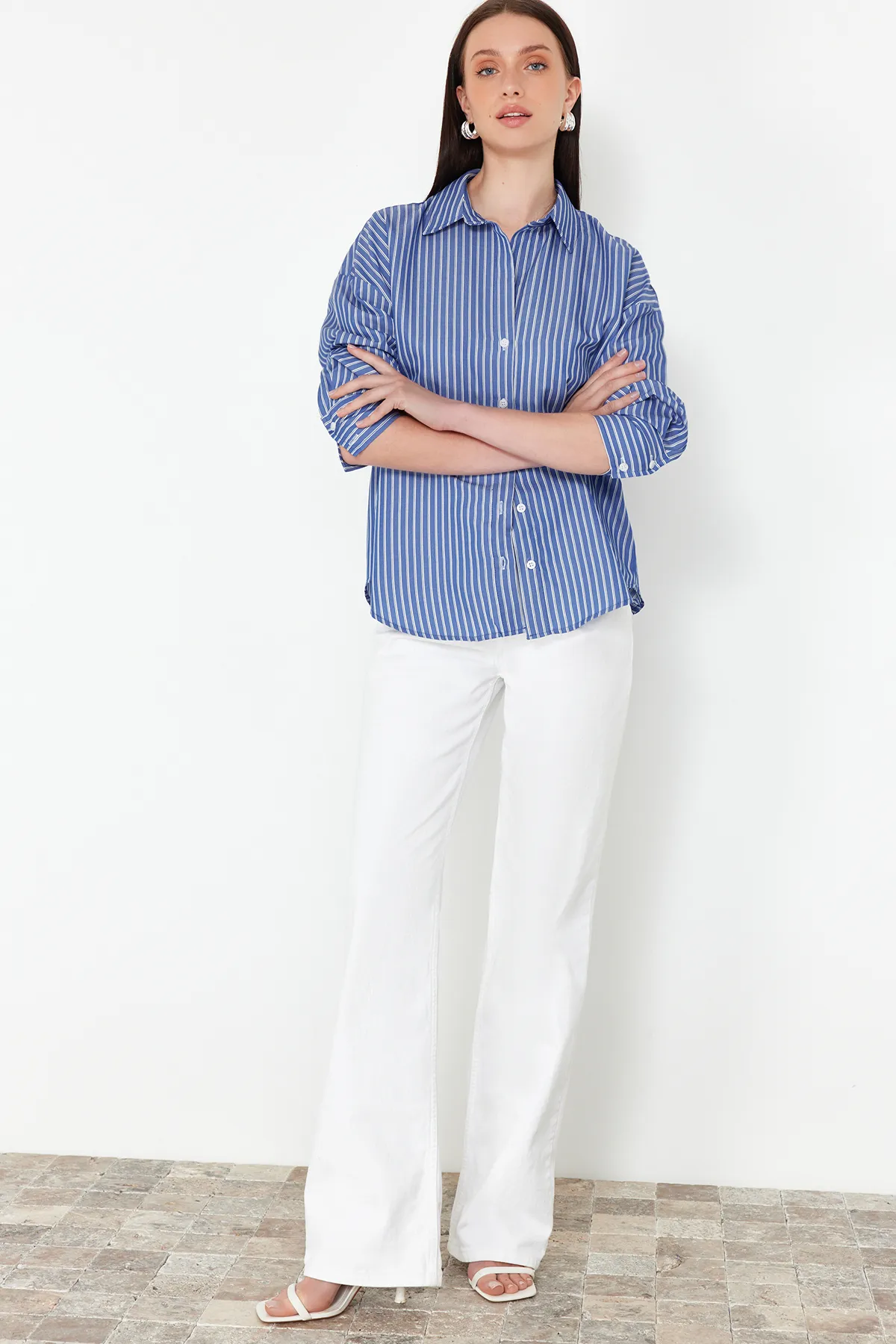 Trendyol Collection  Blau gestreiftes Webhemd - Regular Fit TWOSS24GO00212