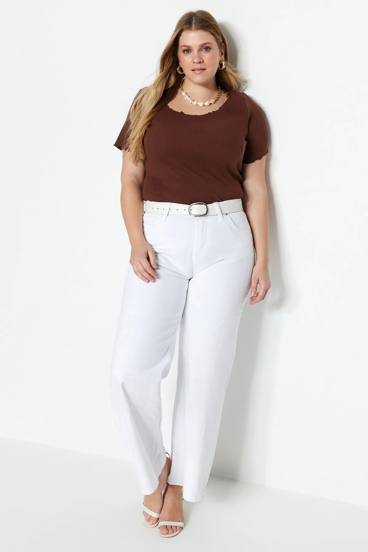 Trendyol Curve  Braunes, schnurgebundenes Strick-T-Shirt mit U-Ausschnitt TBBSS23BF00010