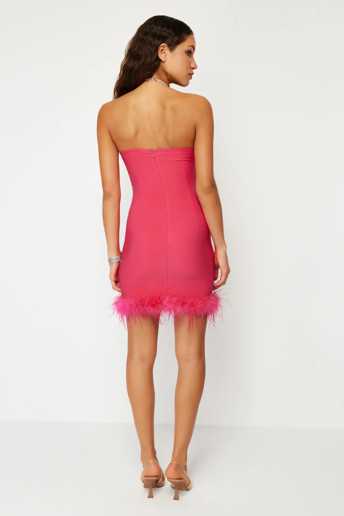 Trendyol Collection  Tailliertes Abendkleid in Fuchsia mit gewebten Otriches und glänzenden Steinen TPRSS23EL00255