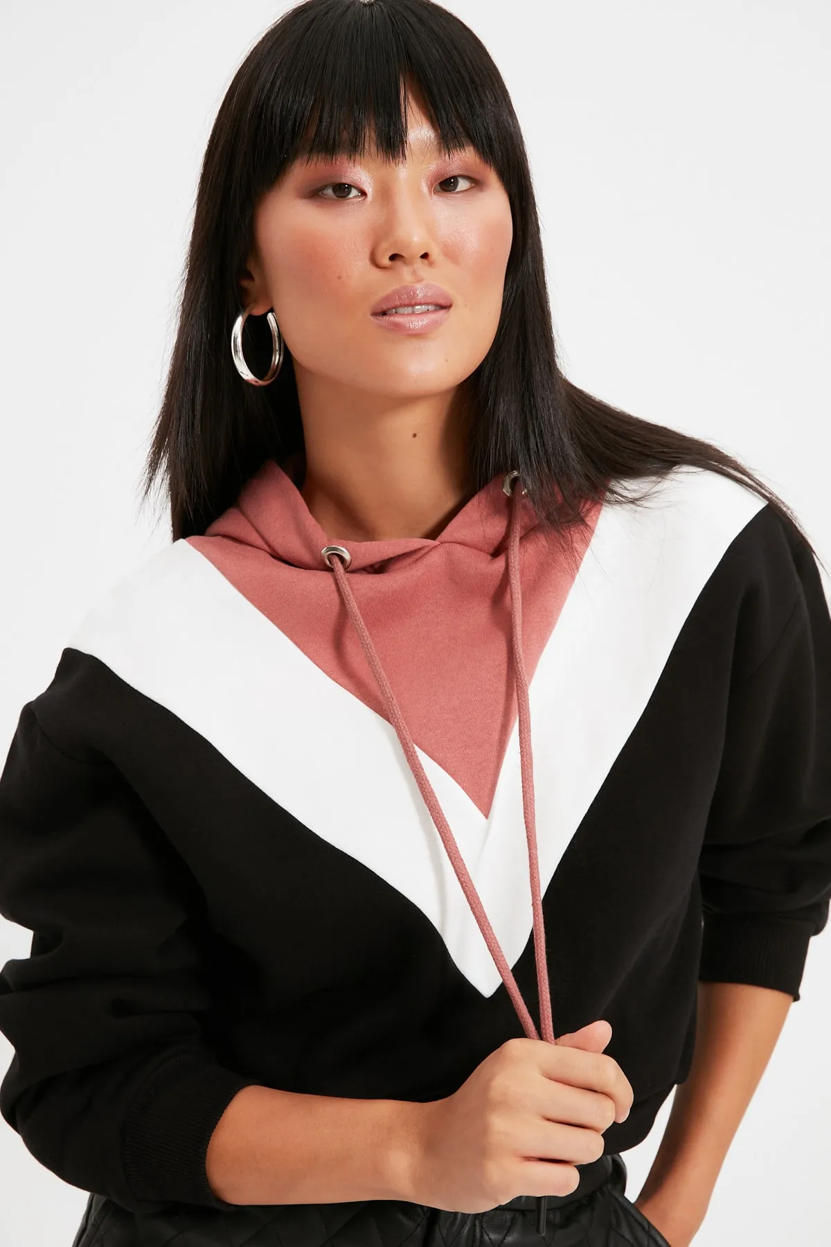 Trendyol Collection  Schwarzes Sweatshirt mit Kapuze und Farbblock-Muster, dickes Strickfleece innen, TWOAW21SW0059