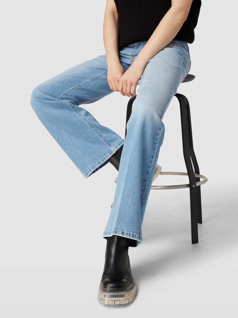 Bootcut Jeans mit Label-Detail Modell 'TESS' in hellblau