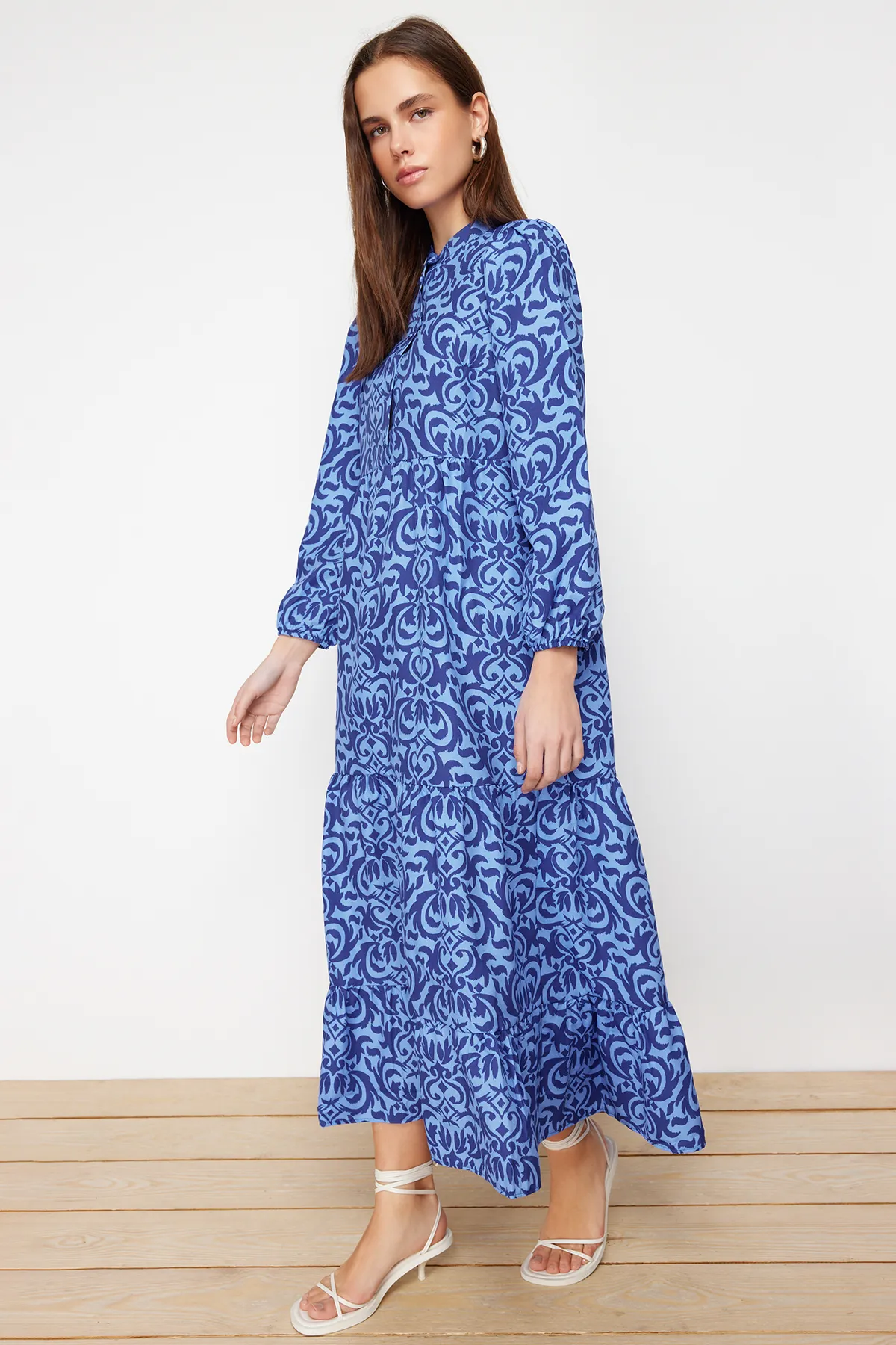 Trendyol Modest  Saks gemustertes, gewebtes Baumwollkleid mit halber Knopfleiste und weiter Passform TCTSS23EB00222