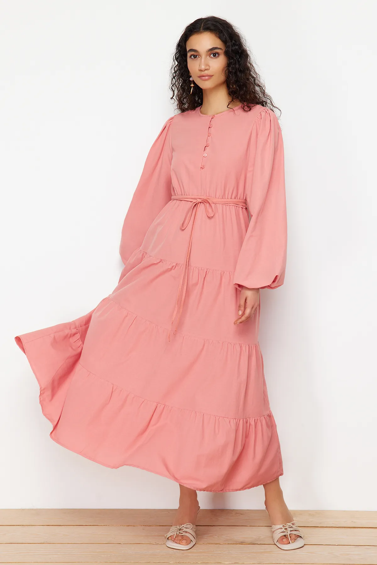 Trendyol Modest  Detailgetreues gewebtes Kleid mit getrockneten Rosenknöpfen und Taillenband TCTSS24EB00163