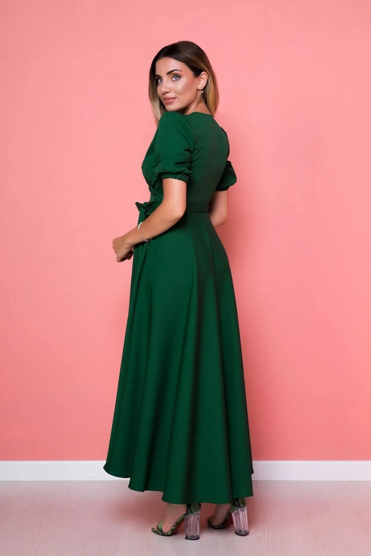 lovebox  Damen-Kleid aus flexiblem Atlas-Stoff mit Gürtel, asymmetrischem Schnitt, Midi-Länge, zweireihiger Kragen, grün, ausgestelltes Kleid 410