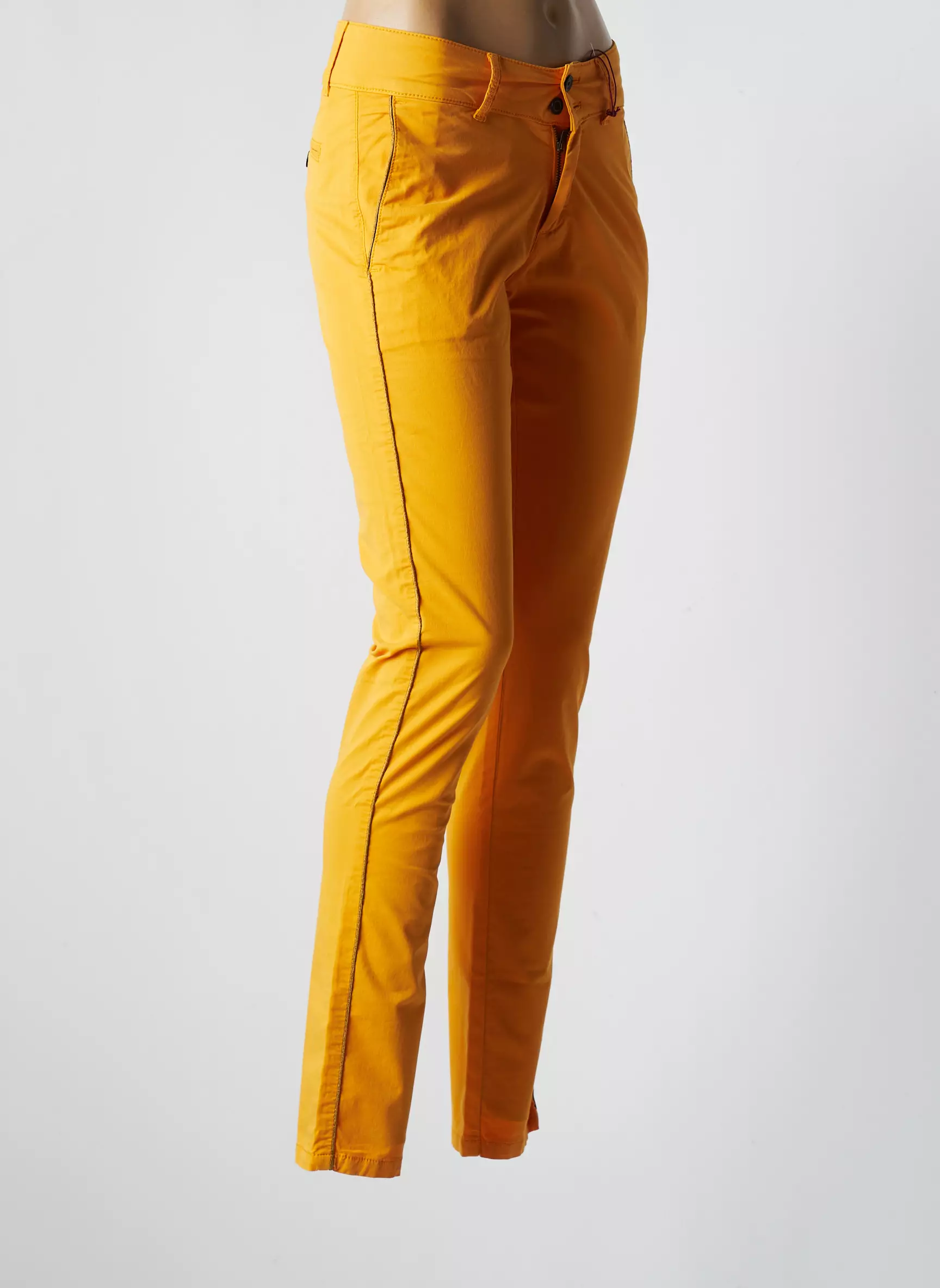 Les Teinturiers Pantalons Chino Femme couleur jaune