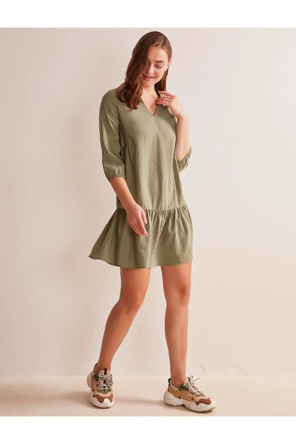 Jimmy Key  Kurzes, ausgestelltes Kleid mit khakifarbenem Hemdkragen und dreiviertellangen Ärmeln für Damen