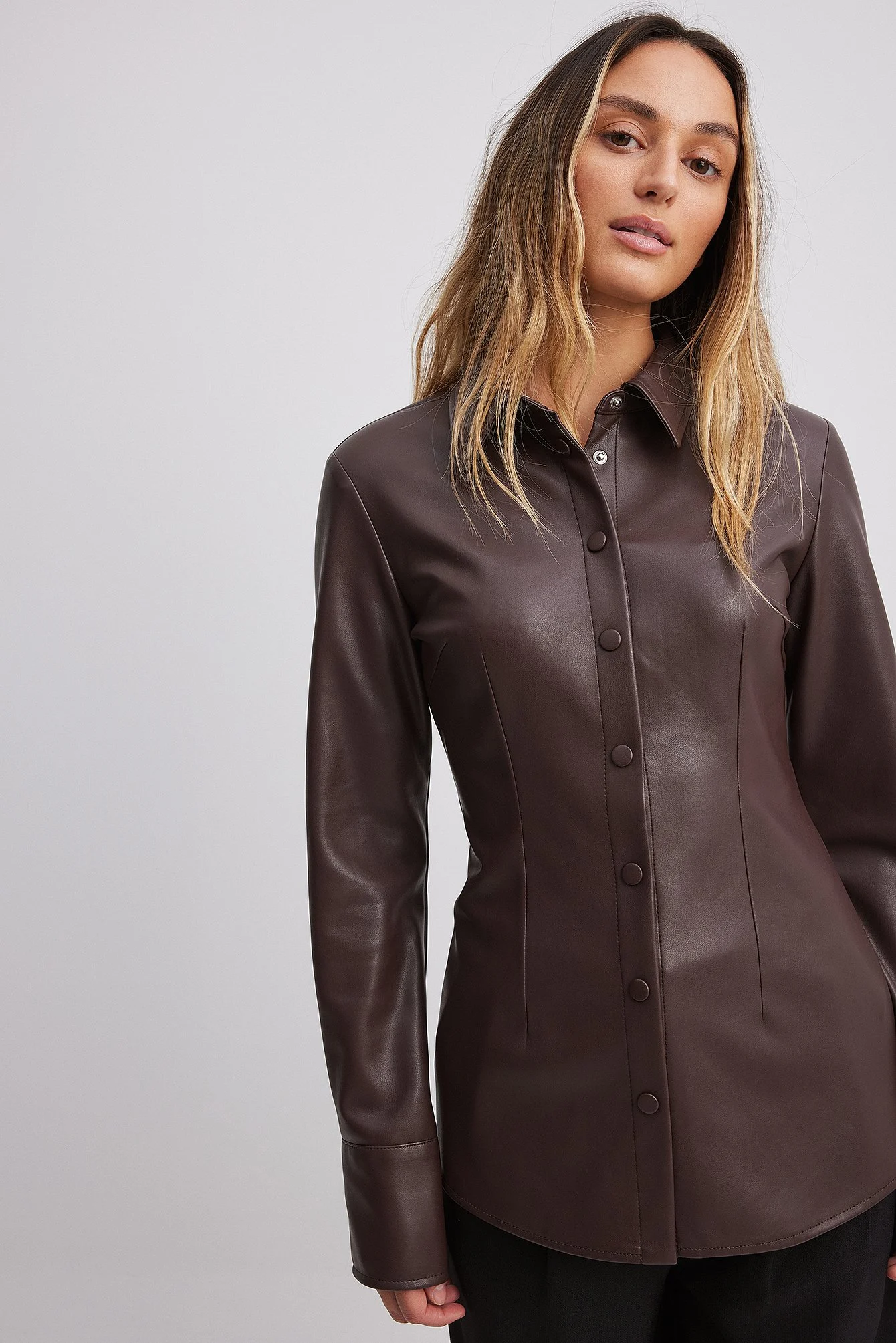 Knöpfbare PU-Hemdbluse mit enger Passform