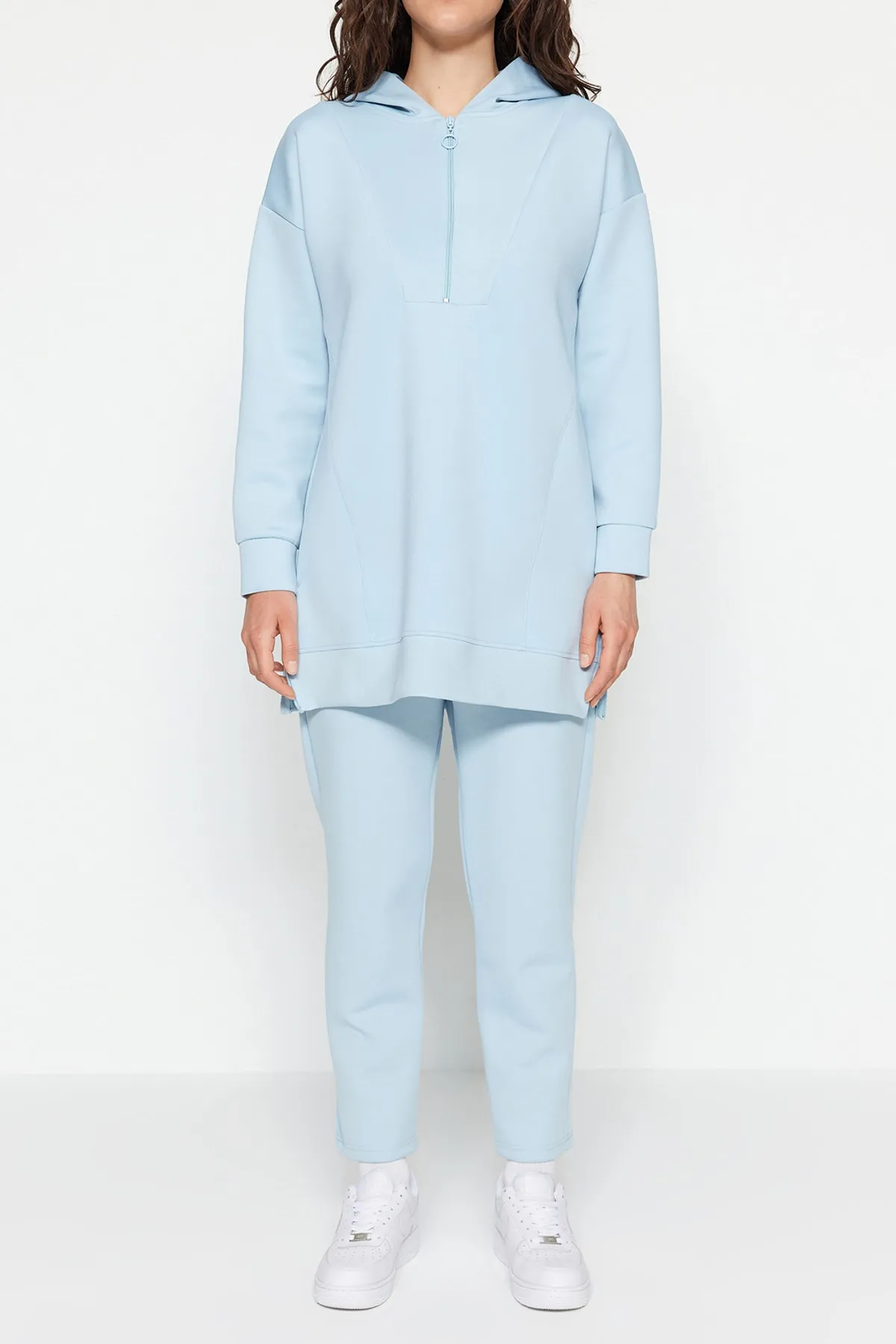 Trendyol Modest  Hellblaues, weich strukturiertes Scuba-Strick-Trainingsanzug-Set mit Reißverschluss vorne TCTSS23EN00005