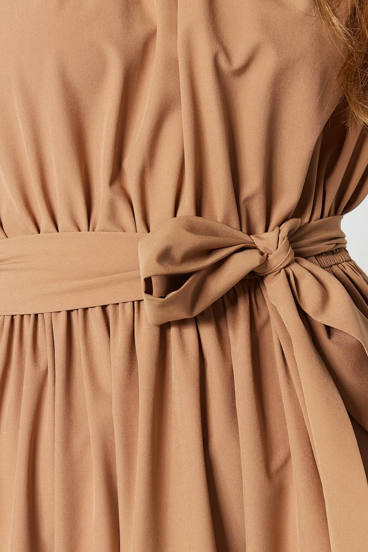 Trendyol Modest  Kamelfarbenes, gewebtes Kleid aus Fallschirmstoff mit Gürtel und Raffung in weiter Passform TCTSS23EB00253