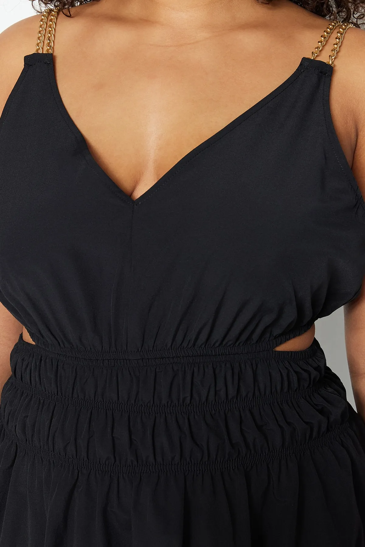 Trendyol Curve  Schwarzes Kleid mit gewebten Ketten-Accessoires TBBSS23AH00043