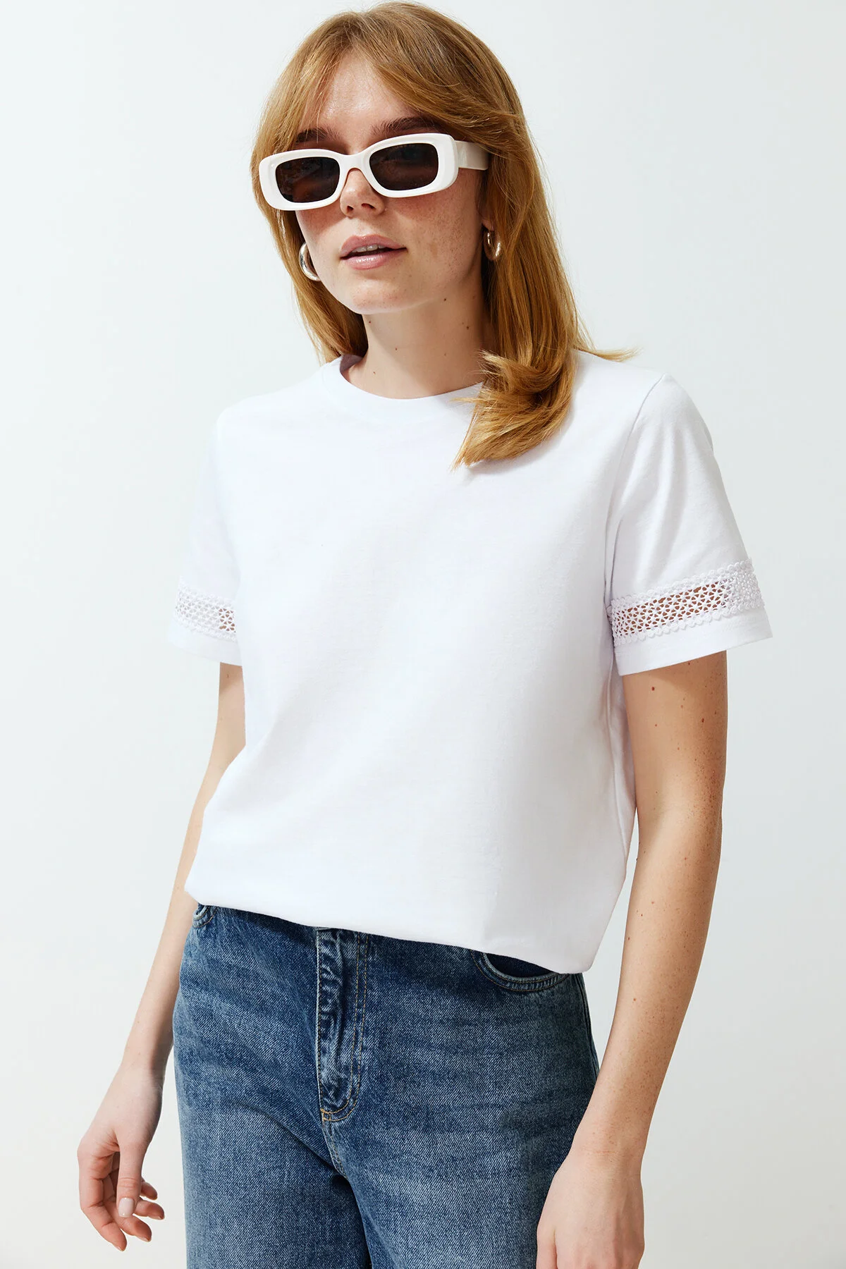 Trendyol Collection  Weißes Accessoire-T-Shirt mit detailliertem Basic-/Regulärmuster-Strick-T-Shirt TWOSS24TS00048