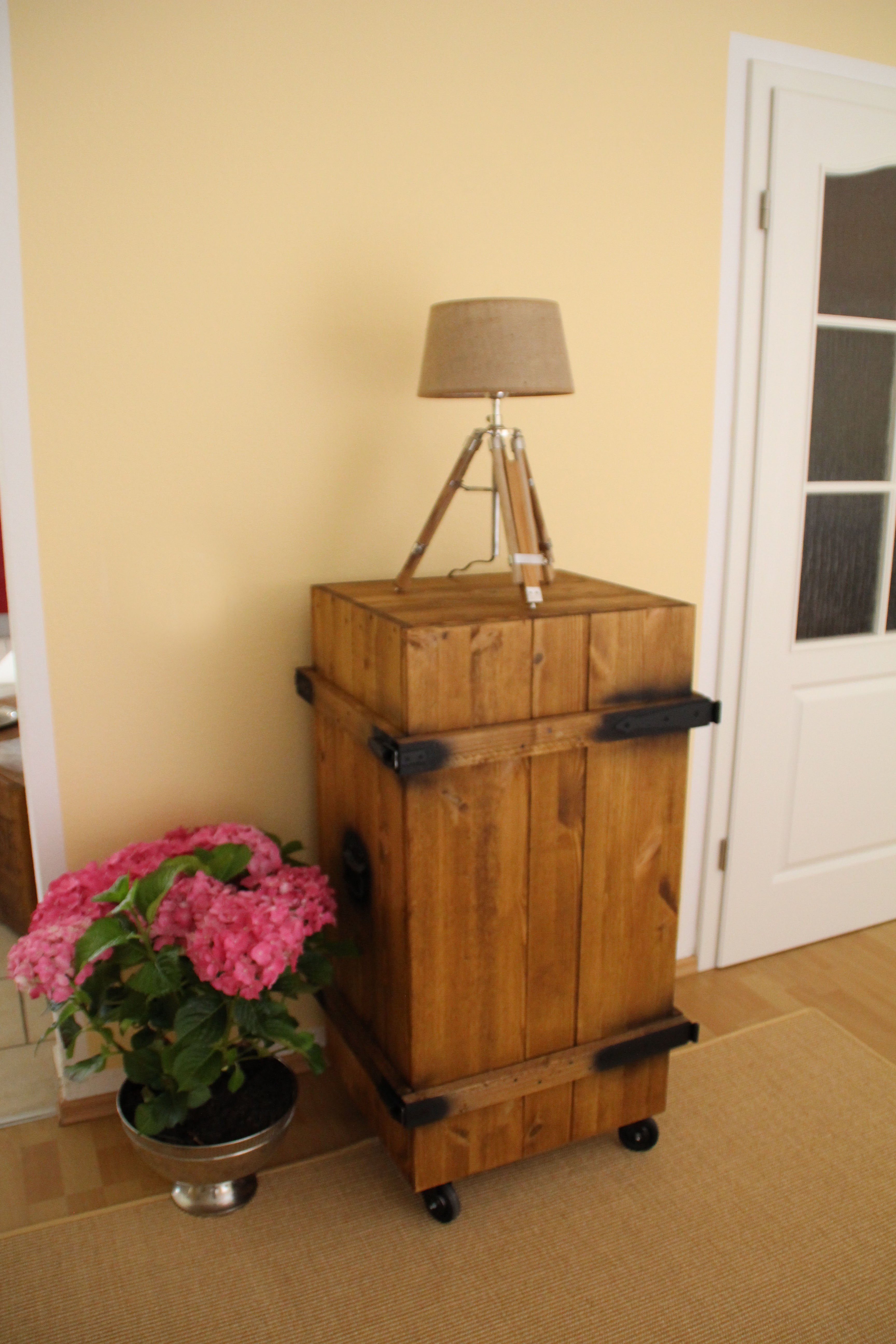 Uncle Joe´s Barschrank im stylishen Truhen-Design