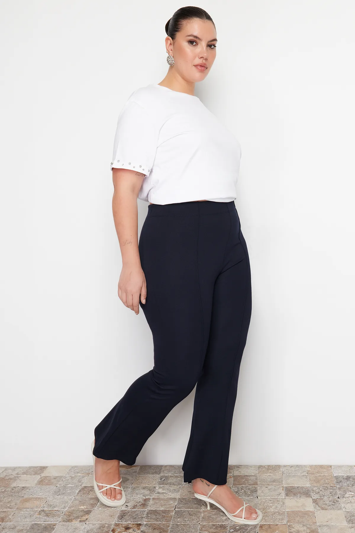 Trendyol Curve  Marineblaue spanische Strickhose mit hohem Bund und Schlitz und detailliertem Schnitt TBBAW23AR00002