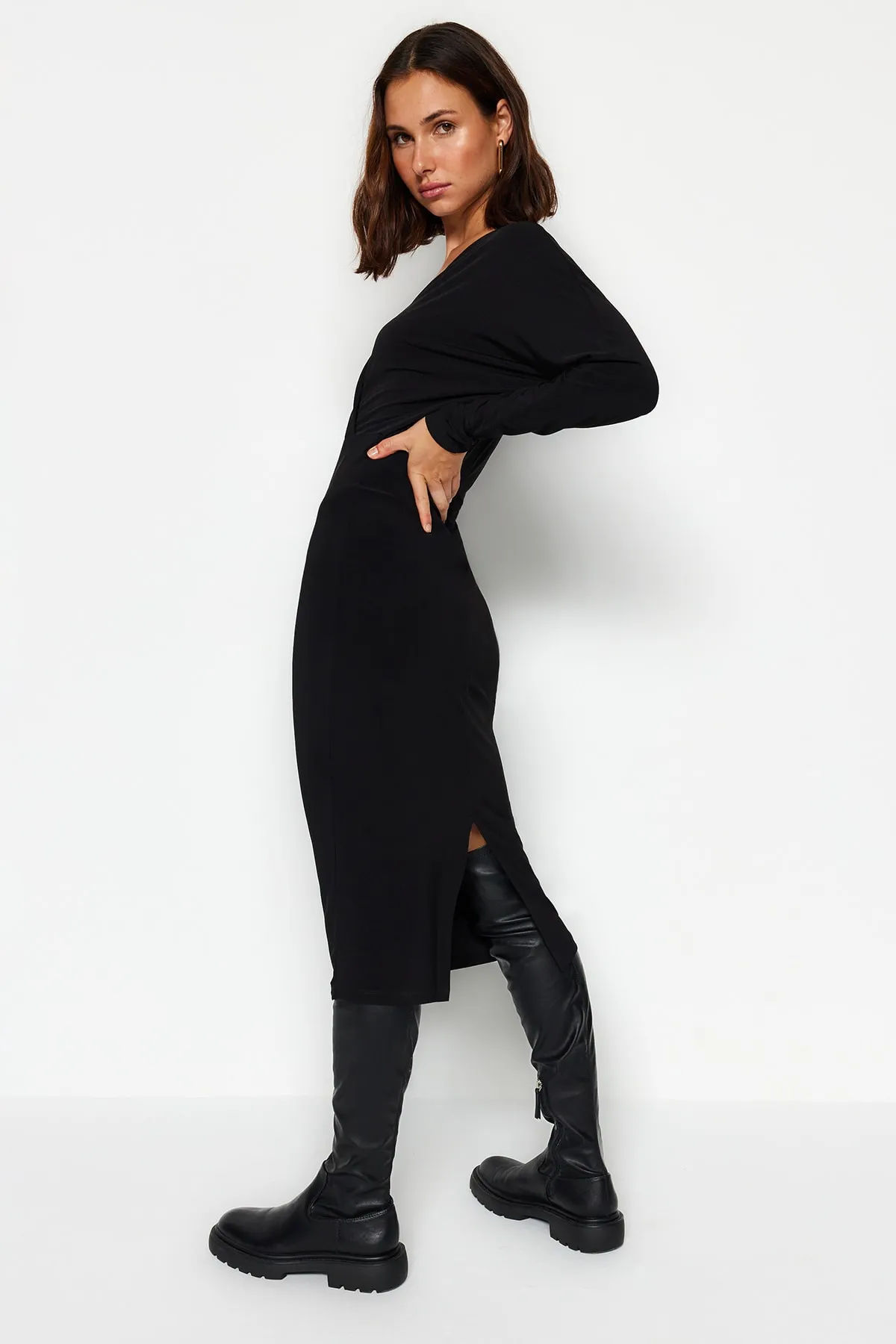 Trendyol Collection  Schwarzes, eng anliegendes, flexibles Midi-Strickkleid mit Fledermausärmeln TWOAW24EL00198