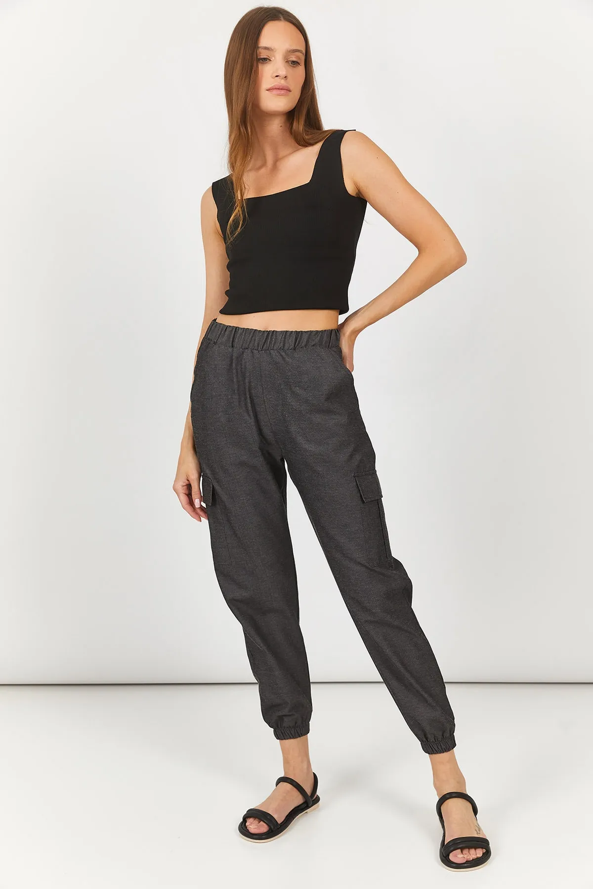 armonika  Anthrazitfarbene Cargohose mit elastischem Bund und Beinen für Damen Arm-23y001068