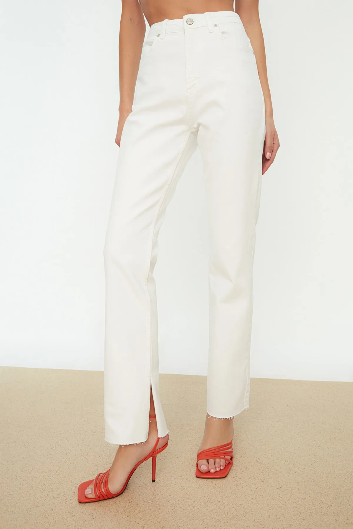 Trendyol Collection  Weiße Jeanshose mit Schlitz und hoher Taille und schmalem Schlag TWOAW22JE0382