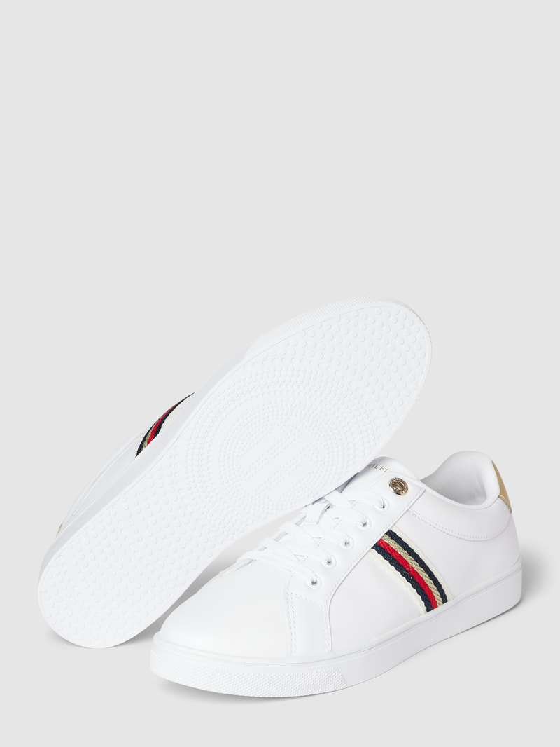 Sneaker mit Label-Detail in weiß