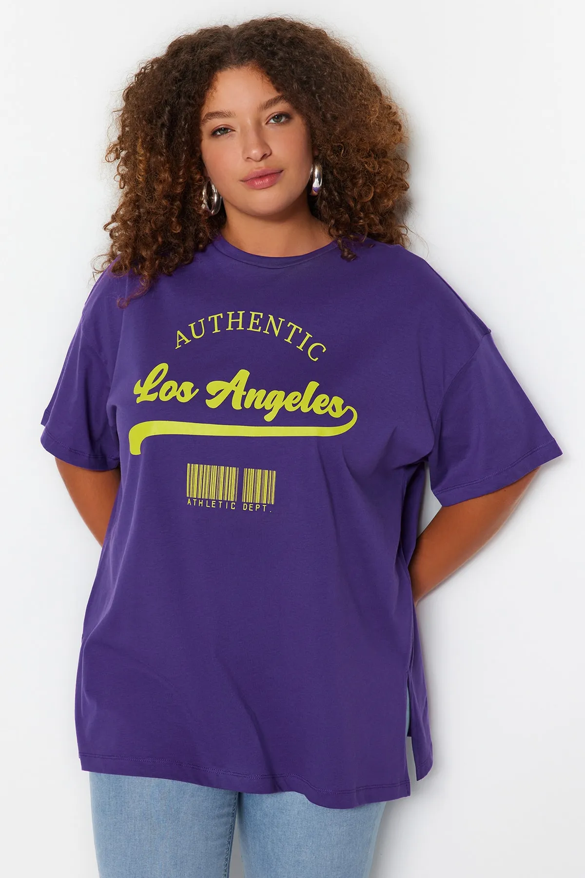 Trendyol Curve  Lilafarbenes, weit geschnittenes, bedrucktes Strick-T-Shirt mit Rundhalsausschnitt TBBSS23AH00131