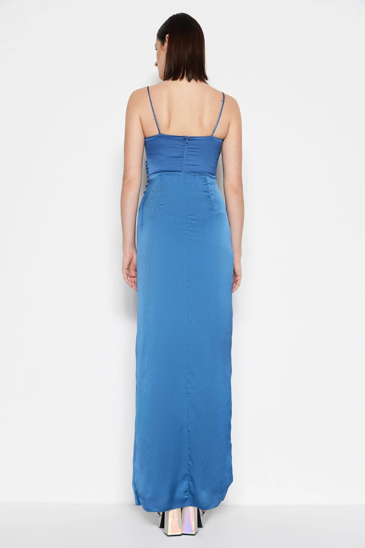 Trendyol Collection  Langes Abendkleid aus Satin mit Indigo-Kragen und Detail TPRSS21AE0065