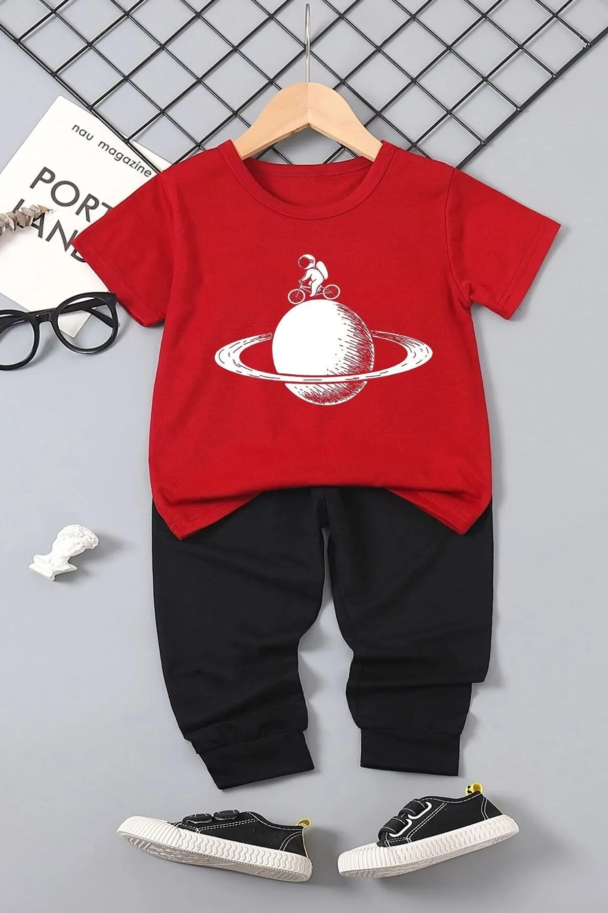 uyguntarz  Kinder-Trainingsanzug-Set „Astronaut Rides Bottom – Oberteil“.