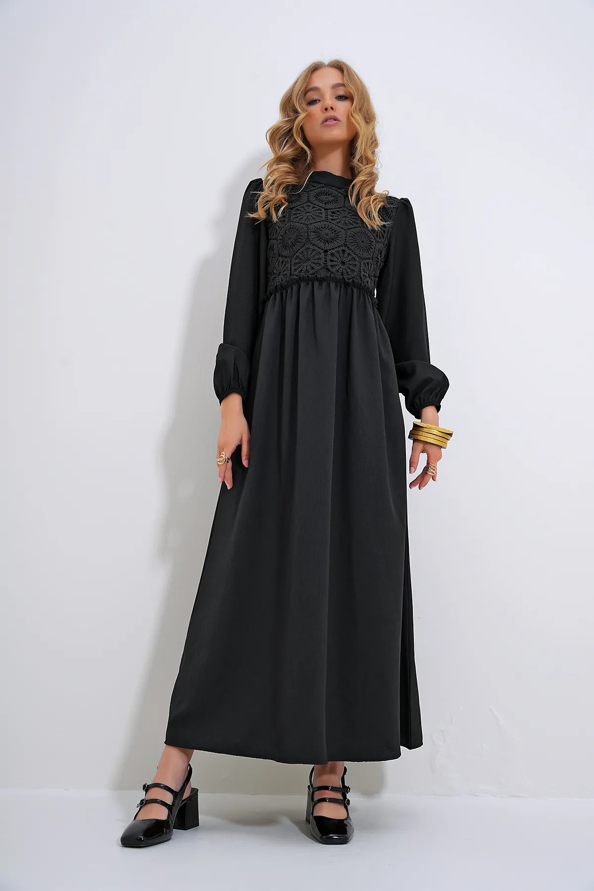 Trend Alaçatı Stili  Schwarzes Damen-Kleid mit Stehkragen, gehäkeltem geflochtenem Reißverschluss auf der Rückseite ALC-X12025