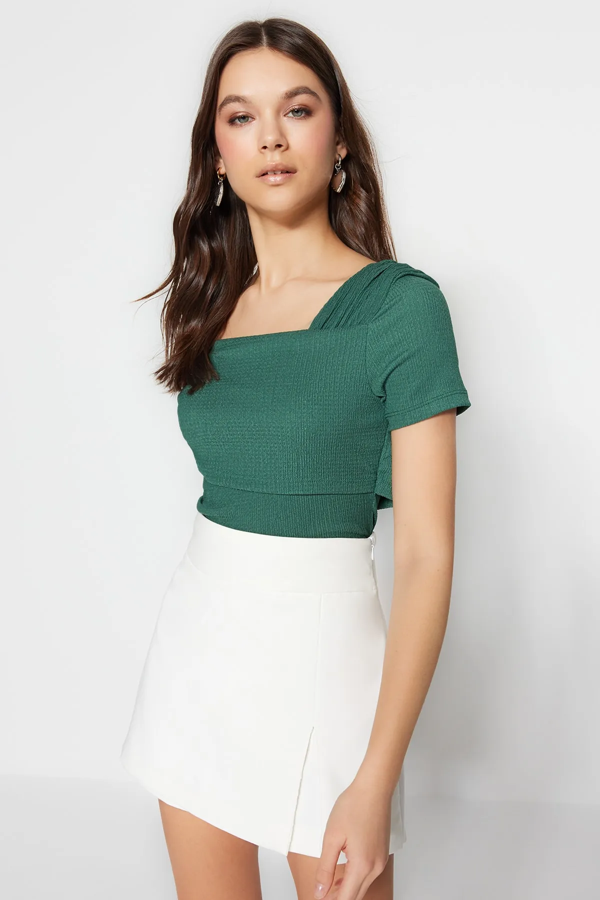 Trendyol Collection  Smaragdgrüner, asymmetrischer, taillierter/körperbetonter Strickbody mit Druckknöpfen, Kragen TWOSS23BD00060