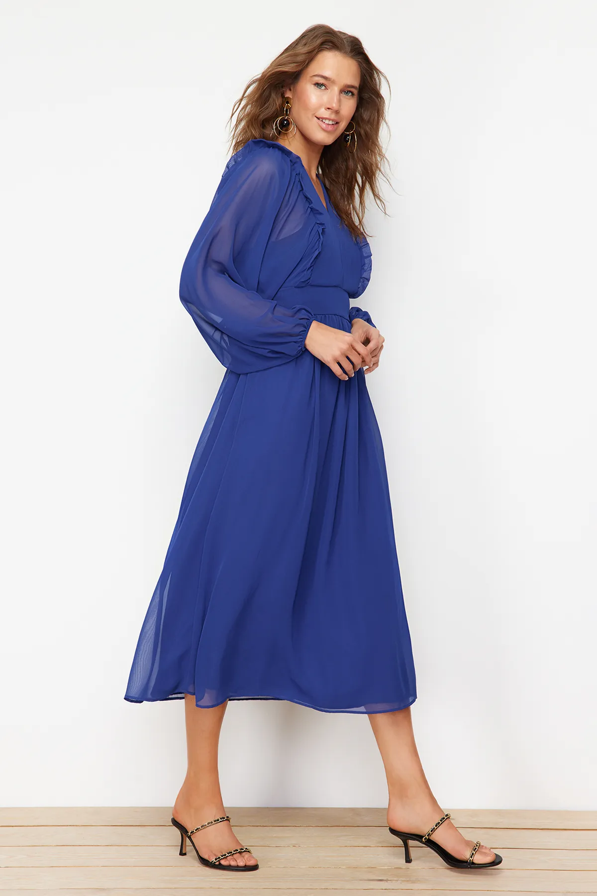 Trendyol Modest  Saks Minimal gemustertes, gefüttertes Chiffon-Gewebekleid TCTSS24EB00035