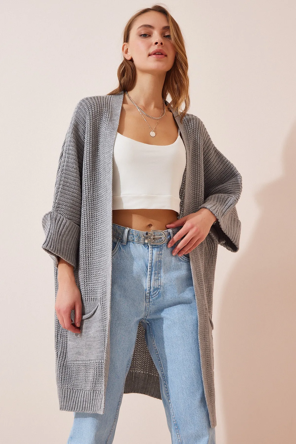 Happiness İstanbul  Graue Oversize-Strickjacke mit langen Taschen für Damen AS00003