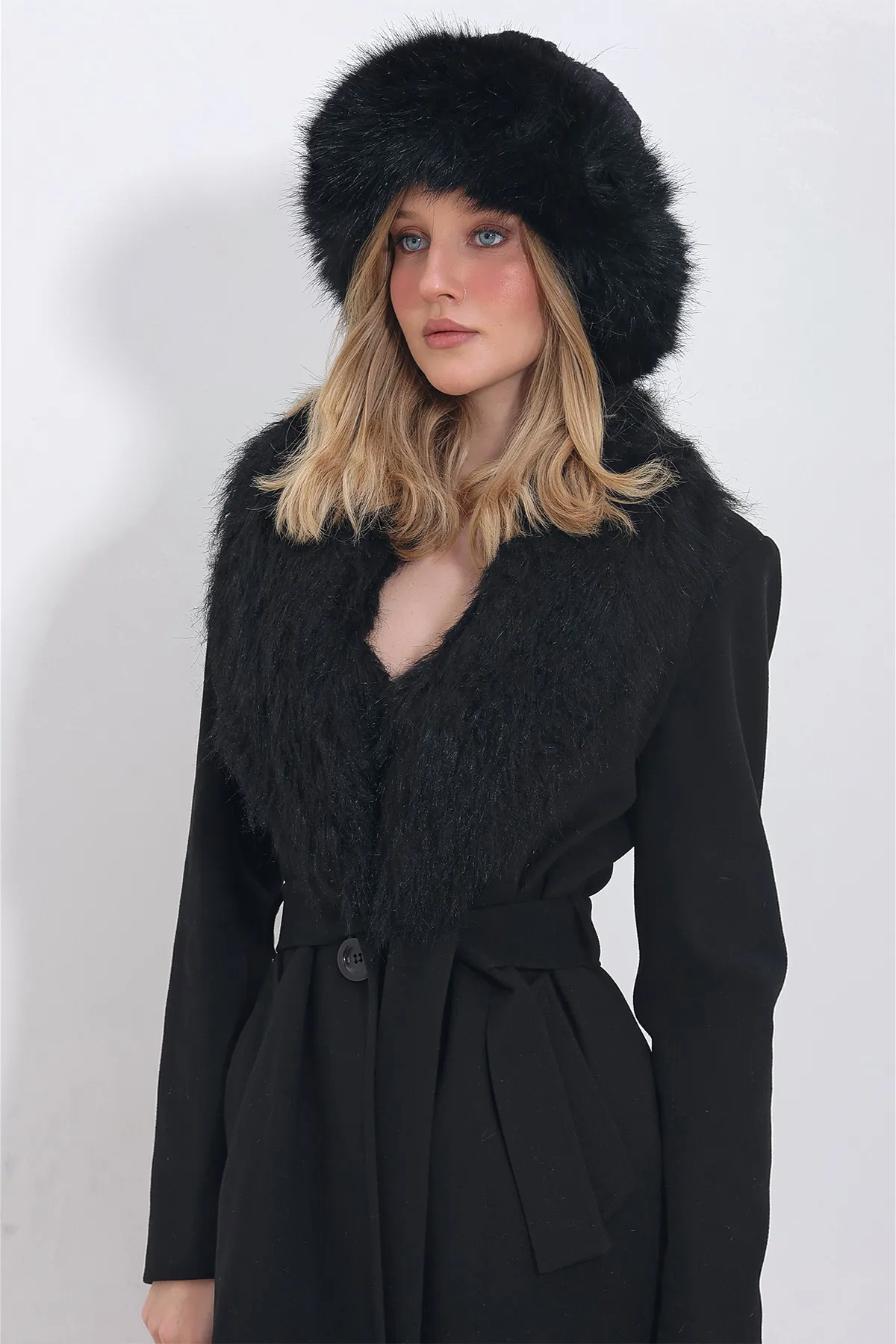 Trend Alaçatı Stili  Schwarze Kunstfell-Schlagmütze für Damen ALC-X11423