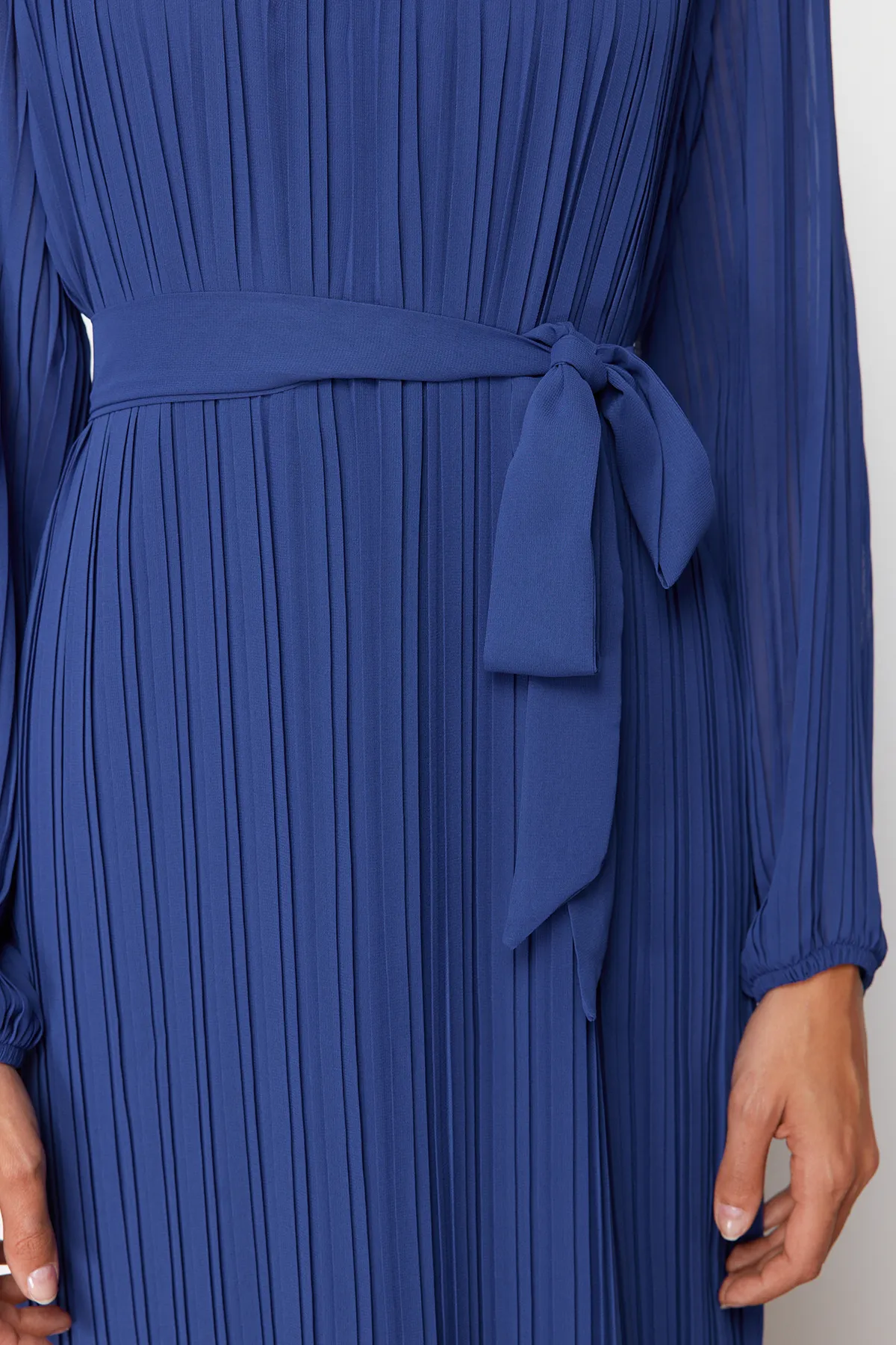 Trendyol Modest  Marineblaues plissiertes Chiffonkleid mit gewebtem Futter TCTSS24DB00040