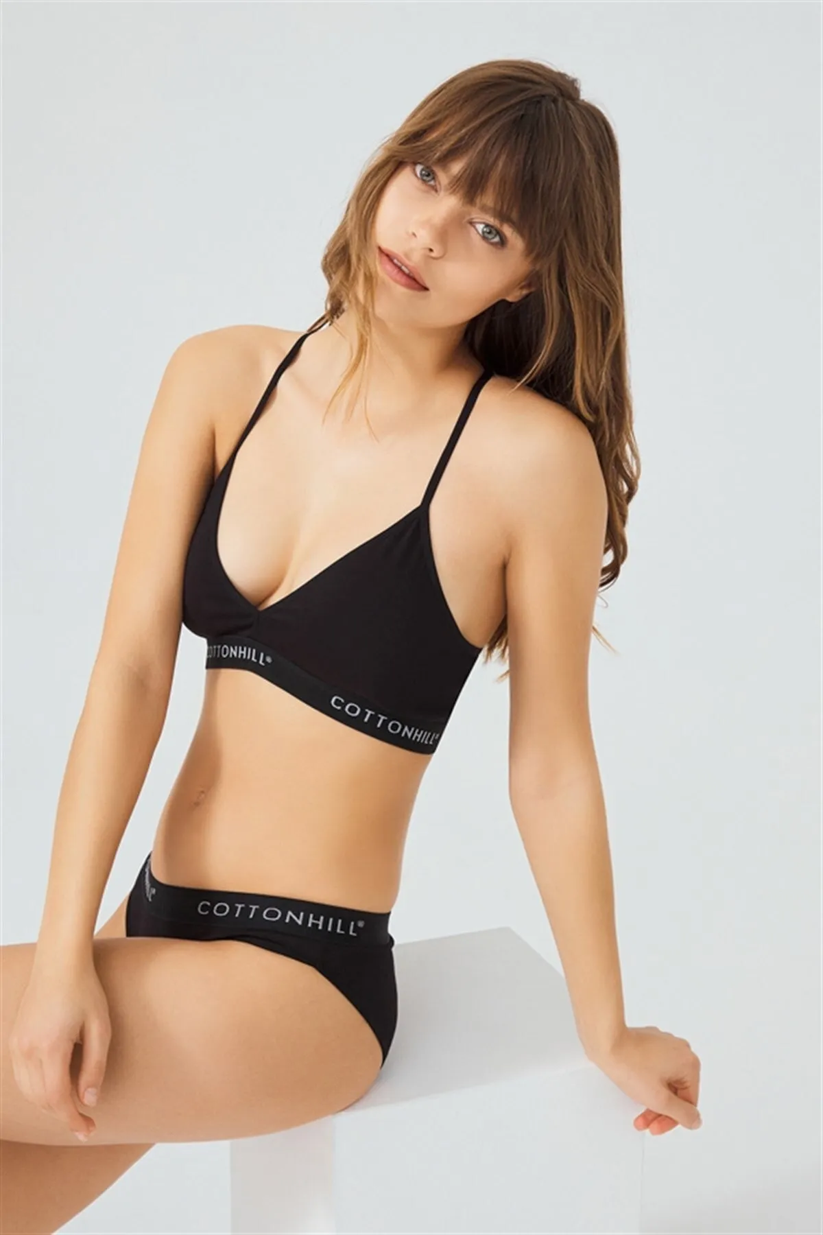 Cottonhill  Schwarzes, schlichtes, sportliches, bügelloses BH-Set aus Baumwolle für Damen