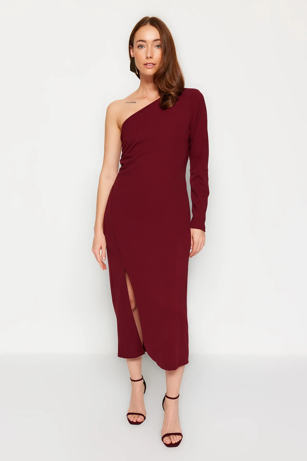 Trendyol Collection  Weinrotes Midi-Strickkleid mit asymmetrischem Ausschnitt und detailliertem Schlitz TWOAW24EL00623