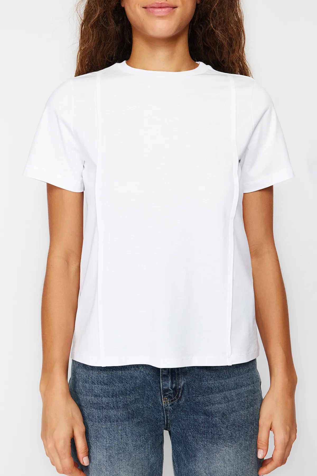 Trendyol Collection  Weißes, geripptes, reguläres Strick-T-Shirt mit Rundhalsausschnitt TWOSS24TS00050