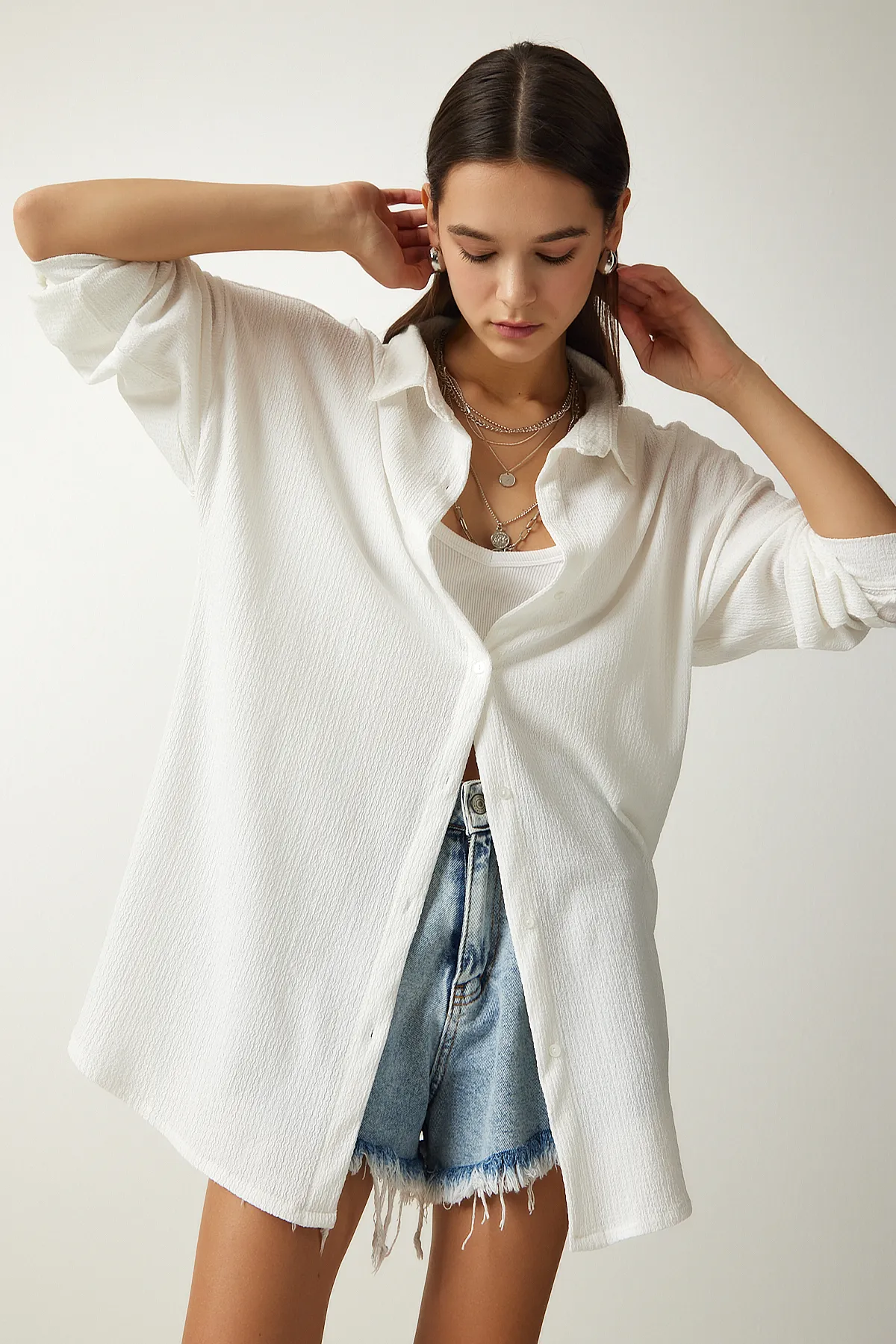 Happiness İstanbul  Weißes Crinkle-Oversize-Hemd für Damen OW00015