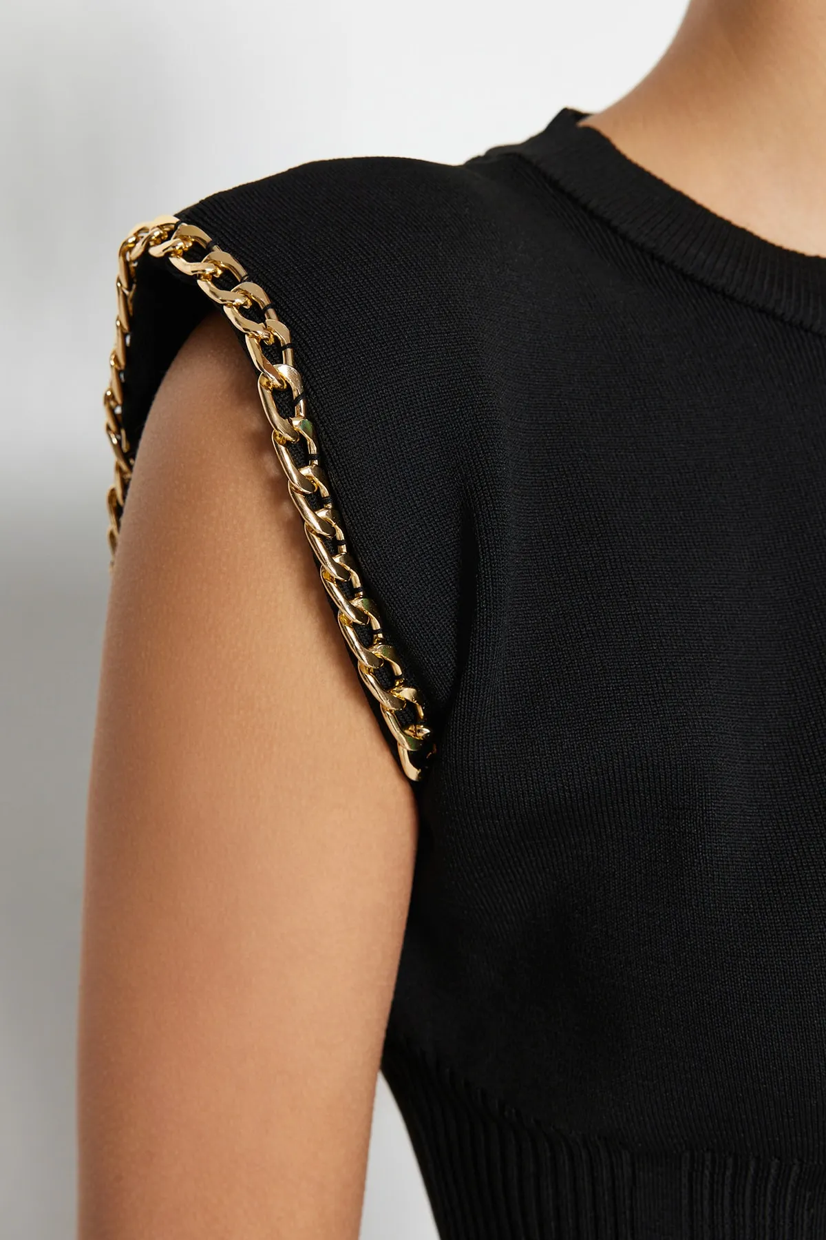 Trendyol Collection  Schwarze Strickbluse mit Metallkette und detailliertem Strickmuster TWOSS23BZ00621