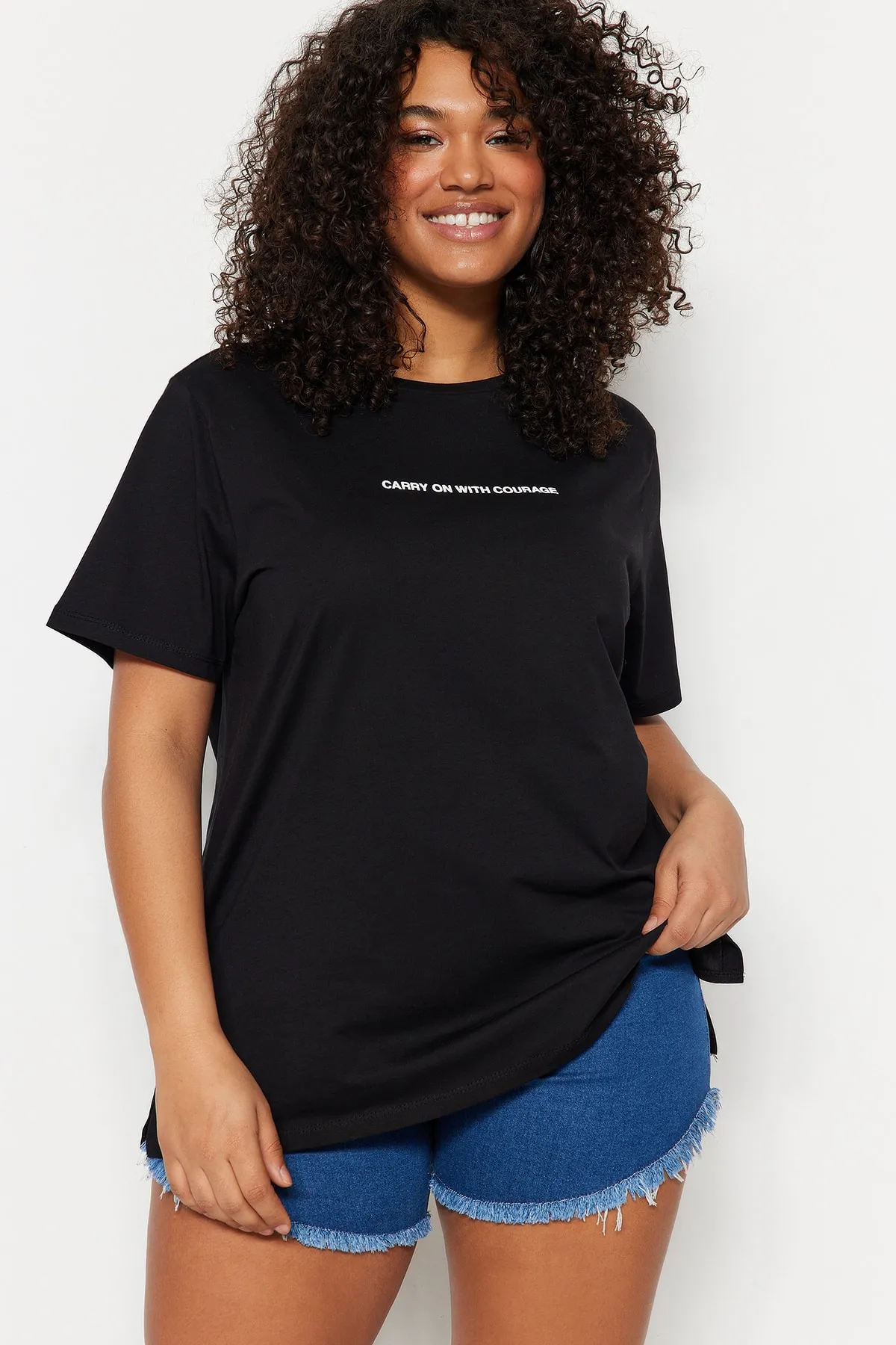 Trendyol Curve  Schwarzes, bedrucktes, kurzes Strick-T-Shirt mit Rundhalsausschnitt TBSSS23BF00022