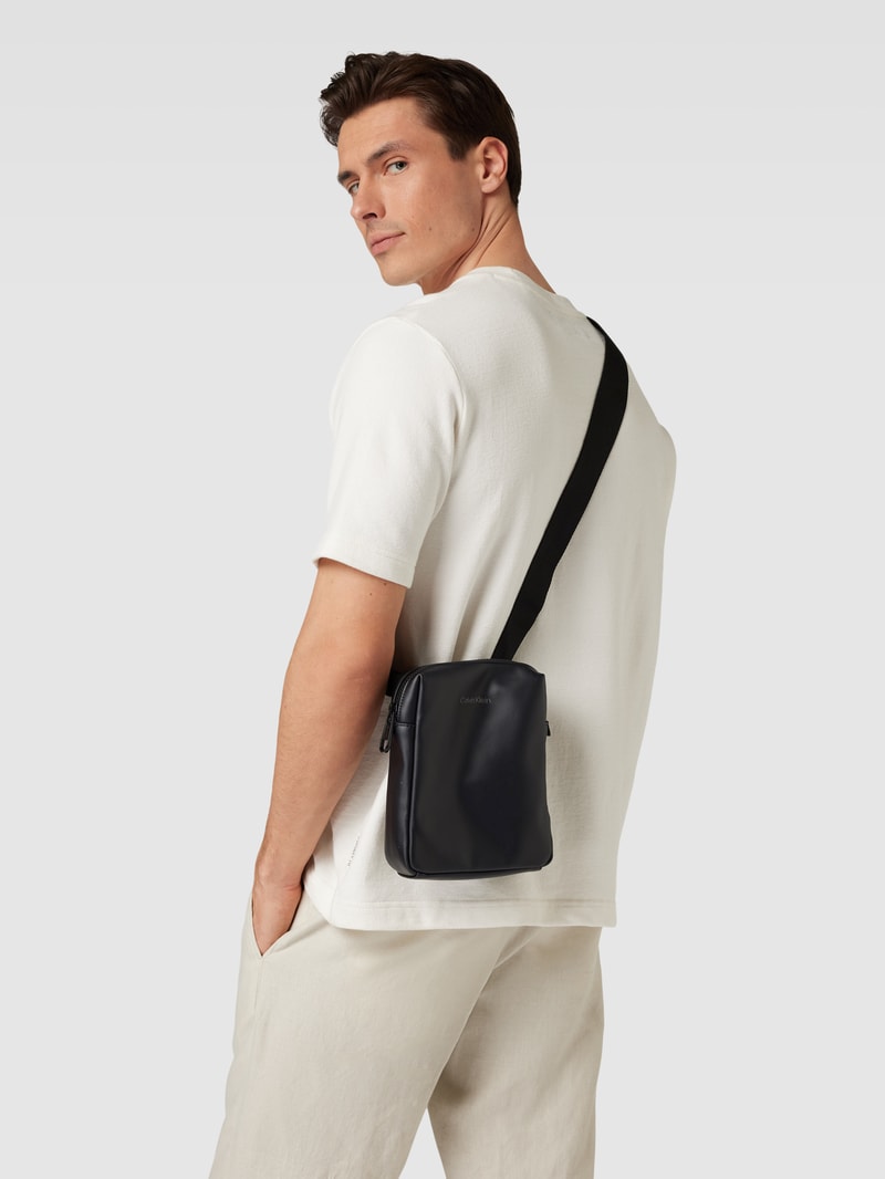 Umhängetasche mit Label-Detail Modell 'REPORTER' in schwarz