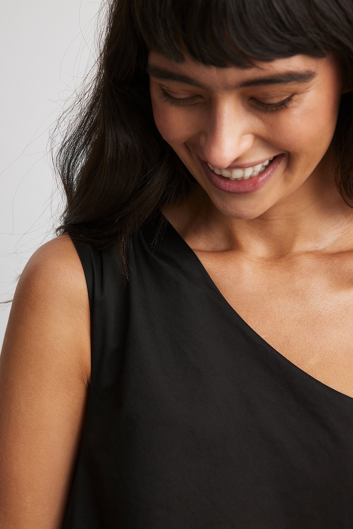 Asymmetrisches voluminöses One-Shoulder-Kleid