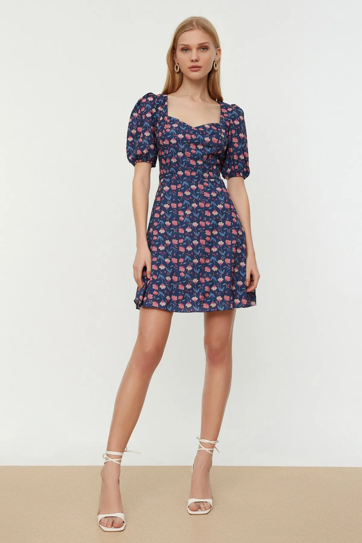Trendyol Collection  Marineblaues, gewebtes A-Linien-Minikleid mit gefütterten Ballonärmeln und Blumendruck TWOSS20EL0899