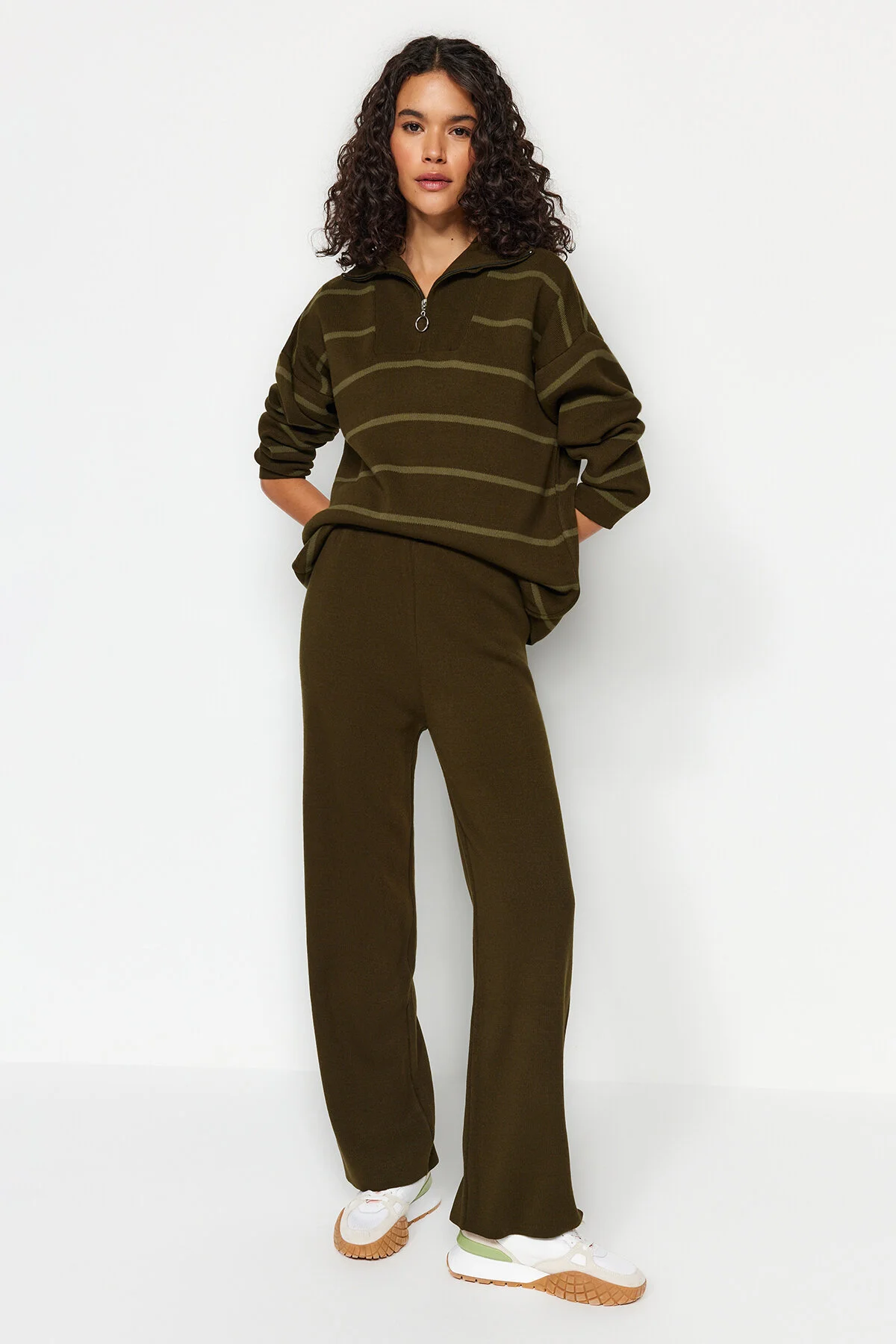 Trendyol Collection  Khakifarbenes Strickoberteil und -unterteil im weiten Schnitt TWOAW24AU00025